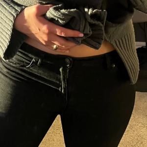 Svarta lågmidjade jeans - Snygga svarta lågmidjade jeans. Jättefina och as snygga. Dom är tyvärr lite små för mig och har en slitning mellan benen. De är dock fortfarande trorts de i bra skick och finns mycket potential i dom, går garanterat att laga💌 Passar mig som vanligtvis har 40 i jeans. 