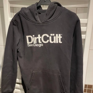 Svart hoodie från DirtCült - Dirt cült hoodie i användt skick. Storlek S 