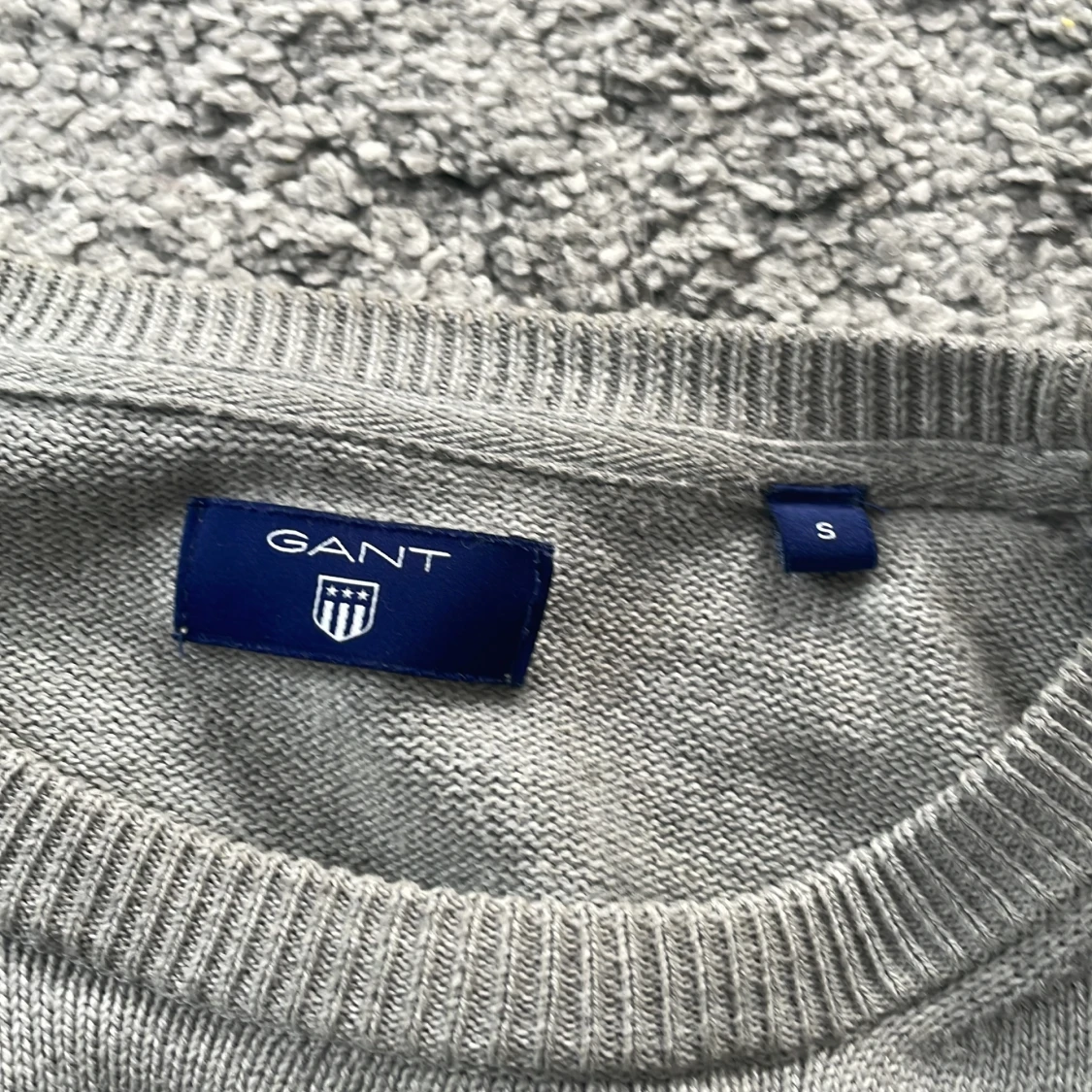 Grå tröja med flaggmönster från GANT - 2