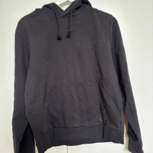 Svart hoodie från SOC - Säljer en svart hoodie från SOC i storlek S. 