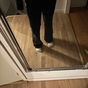 Washed Svarta jeans  - Washed Svarta jeans från h&m i storlek M straight leg 