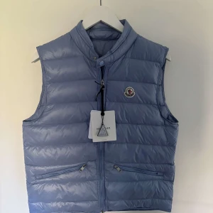 Moncler Gui  - Säljer en Moncler Gui väst I Moncler storlek 2 vilket motsvarar S/M, NFC Scan funkar! Kom DM för mer information! 