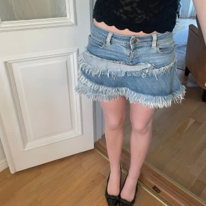 Jeanskjol med fransar - Trendig jeanskjol med flera lager av fransar! I fint skick💫