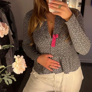 Svartvit mönstrad kofta - Snygg svartvit kofta med ett geometriskt mönster. Koftan har långa ärmar och knappar framtill🩷🩷🩷( knappen har tyvärr försvunnit så går dessvärre inte att knäppa) Passar XS och S storleksmässigt 