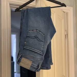 Replay ambass - Säljer ett par snygga blå jeans från Replay, modell Anbass. Jag har inte använt dem mycket och det är därför jag säljer dem. storlek 30:31