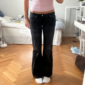 Weekdayjeans Nova  - As snygga lowwaist bootcut jeans från weekday som jag aldrig har använt pga att de är lite för korta💓 så himla fin färg passar perfekt till nästan alla färger! Nyskick men har legat i garderoben ett tag så kan vara lite skrynkliga😅 nypris 590kr! Midjemått 39cm. Innerbenslängd 76,5cm