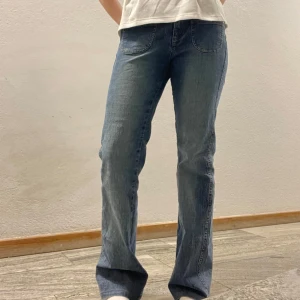 Lee jeans - Intressekoll på dessa as snygga jeans den lee, väldigt bra kvalité! MIDJEMÅTT:≈ 39 INNEBENSLÄNGD: ≈75,