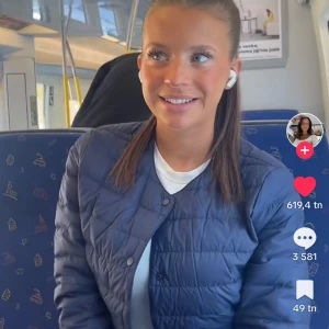 Uniqlo jacka - Snygg blå uniqlo jacka (Ultra Light Down Jacket). Säljer då jag inte kan använda den pga att den är för liten för mig. Skriv för privata bilder eller frågor🩷🩷