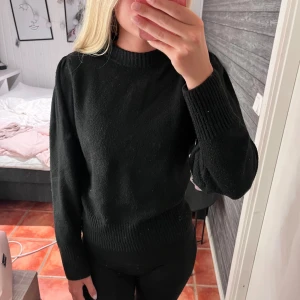 Stickad tröja - Svart stickad tröja från h&m köpt för länge sedan men knappast använd, perfekt nu till hösten💗💗skriv vid frågar 