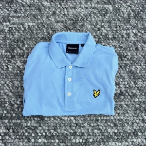 Ljusblå lyle & scott piké - Säljer en stilren ljusblå pike från lyle & scott i storlek xs. Om du är ute efter liknande plagg, skicka då in vår profil! /Scandi Reventio
