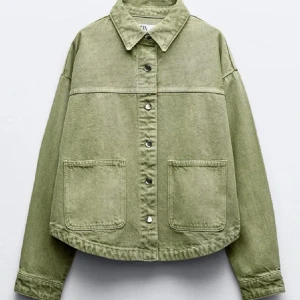 Grön jeansjacka - Säljer en cool grön jeansjacka med knappar framtill och två stora fickor från Zara. Använd fåtal gånger därav i bra skick, skriv för fler bilder eller frågor💗