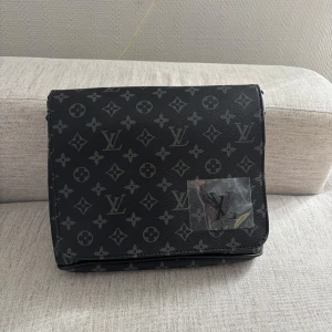 Svart axelväska med monogrammönster - Skriv privat vid frågor osv