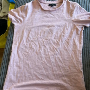 Ljusrosa t-shirt - Säljer en söt ljusrosa t-shirt i bomull. Den har en klassisk rund hals och korta ärmar, perfekt för en avslappnad stil. Passar bra till jeans eller kjol för en enkel look. 💖