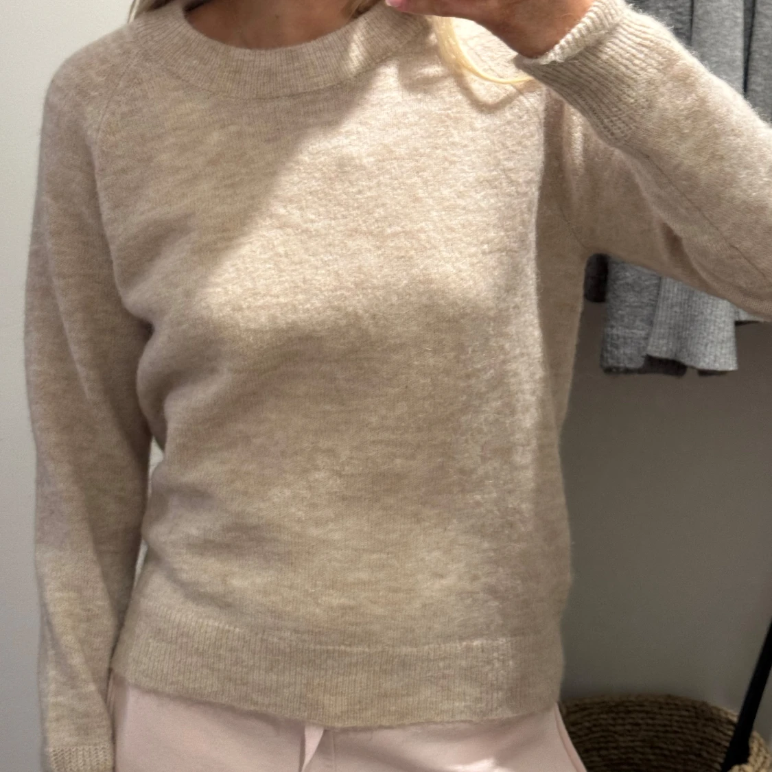 Beige/vit stickad tröja