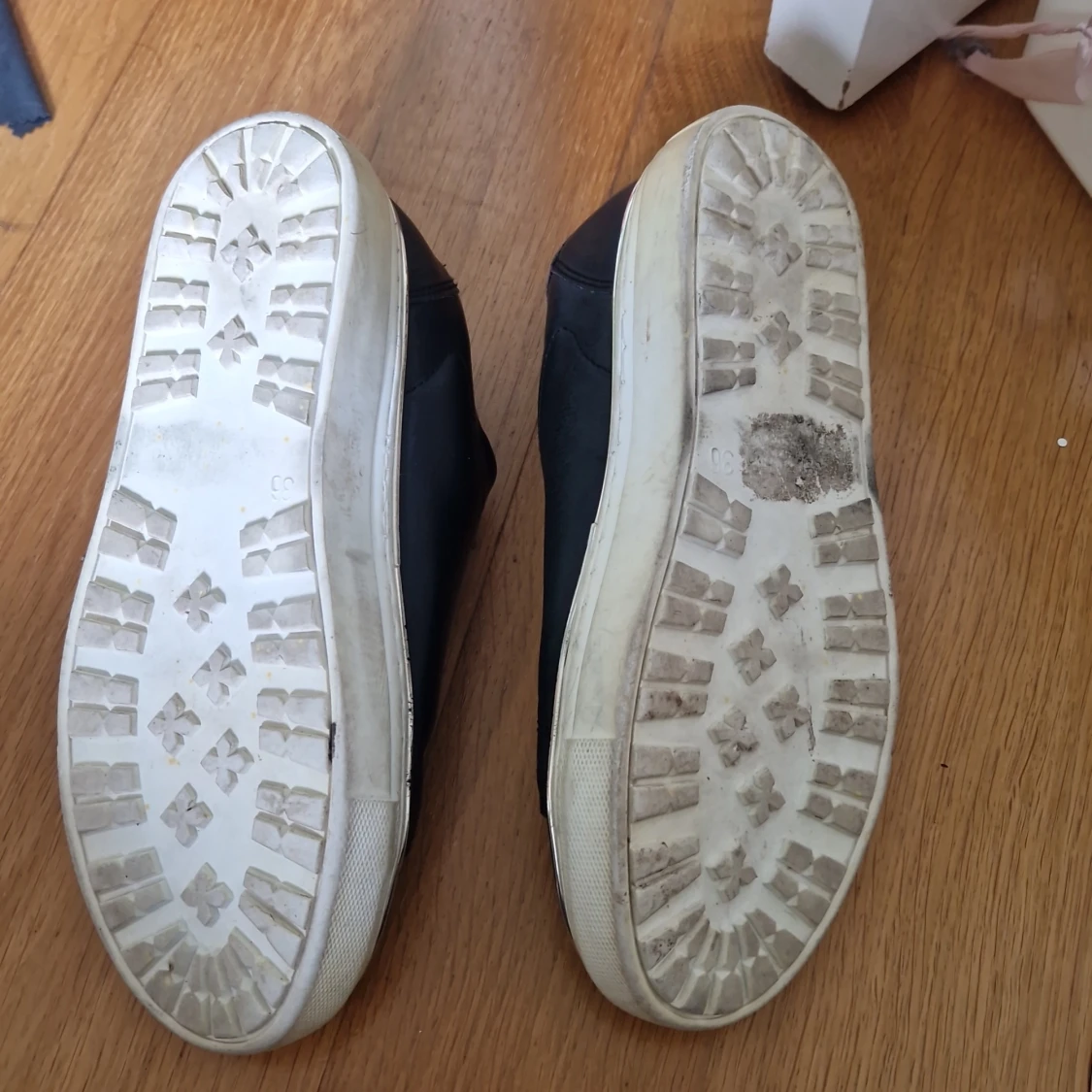 Svarta sneakers med elastisk detalj - 3