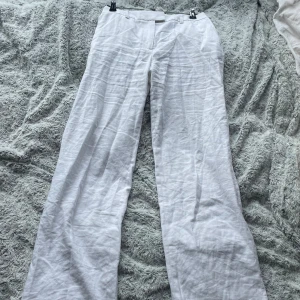 Bik Bok Maddie Linnebyxor Stl 34 - Säljer bik boks senaste modell av linnebyxor som är köpta för 599kr Jättefina och inte använda. De är i storlek 34 men upplever dem som större i storleken. 