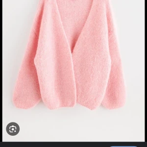 Rosa stickad kofta - Säljer min rosa slutsålda Lindex kofta! Bra kvalitet andvänt ca 5 gånger 