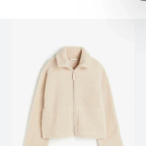 Beige teddyjacka - Jag säljer en populär beige teddy jacka, då den är för liten och jag hittat en ny, den är slutsåld överallt och i alla storlekar, jackan har inget slitage och är använd några  fåtal gånger 💕kontakta mig vid frågor 