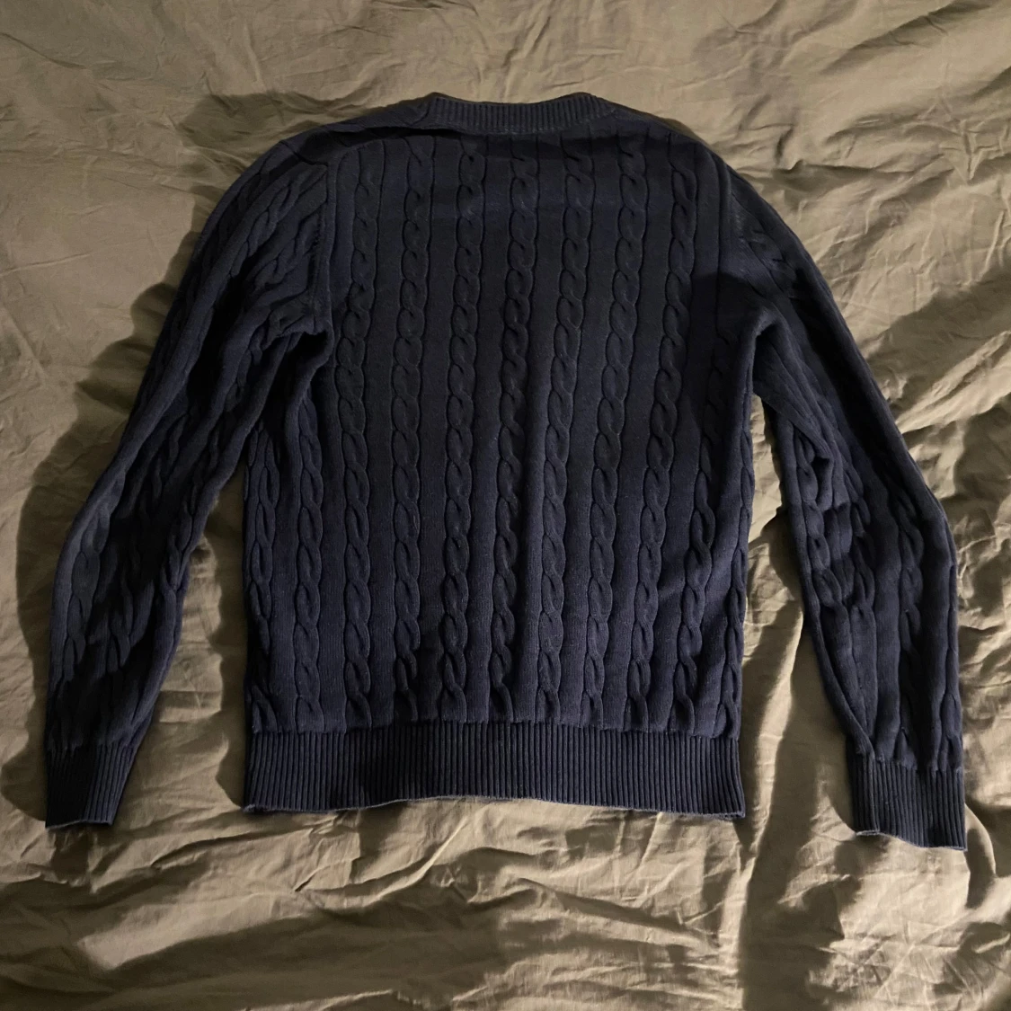 GANT Mörkblå kabelstickad tröja  - 1