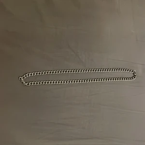 Silverfärgat kedjehalsband (50cm) - Snyggt och stilrent silverfärgat kedjehalsband med robusta länkar och en praktisk karbinhake. Perfekt för att ge en edgy touch till din outfit.