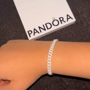 Pandora tennis armband  - Nypris 2200kr väldigt fint skick