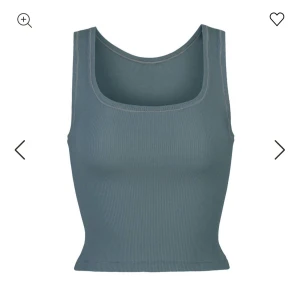 Skims tank - Superfin tank top från skims i färgen kyanite och cotton rib tyget, som inte kommer till användning för mig. Toppen är endast använd mycket fåtal gånger, men behövs strykas! Nypris ca 650kr med frakt🤍