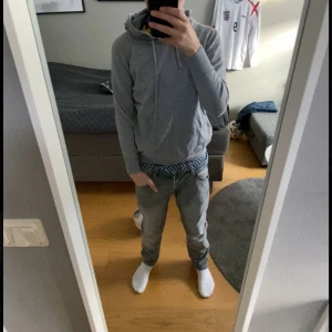 Grå merinoull hoodie - En merinoull hoodie i färgen grå. Använd ett fåtal gånger eftersom den var för liten när jag fick den. OBS! Liten i storleken.