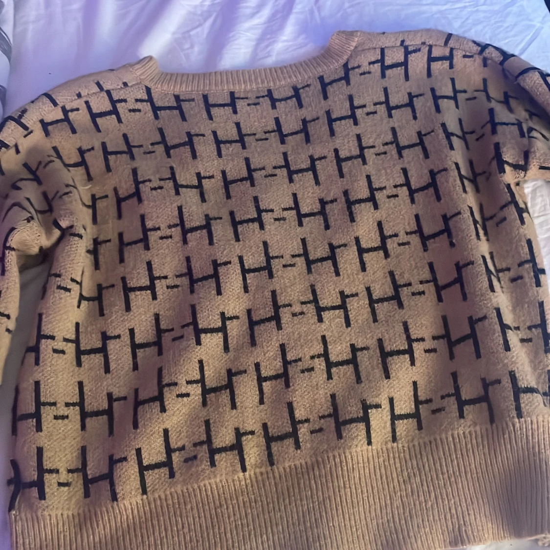 Beige stickad tröja med svart mönster - 1