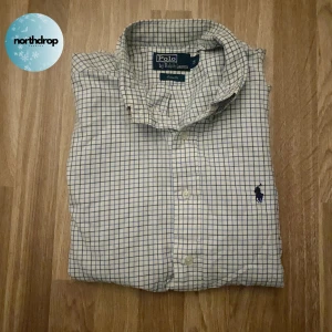 Rutig skjorta från Polo Ralph Lauren - Snygg rutig skjorta från Polo Ralph Lauren i vitt och svart. Skriv vid minsta fundering!