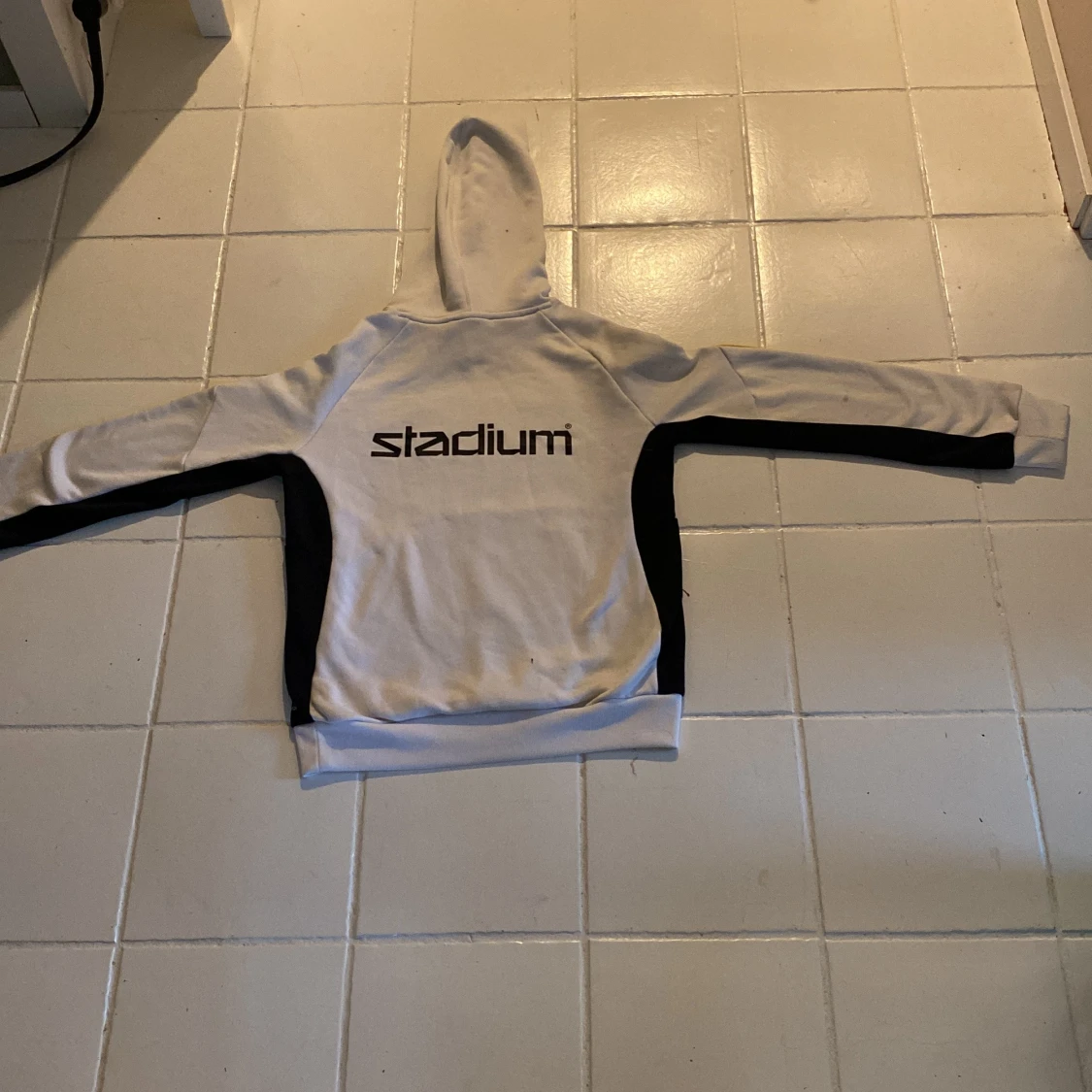 Vit hoodie från Adidas med IK Sävehof-logga - 1