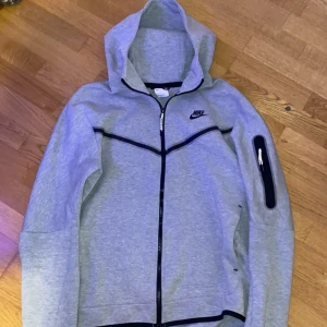 Nike Tech Fleece i Grå - Nike Tech Fleece i färgen Grå. Endast använd några gånger/Väldigt bra skick. Storlek M