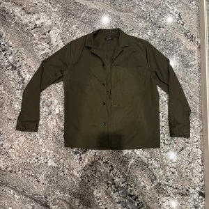 Overshirt från Matinique - Riktigt snygg grön overshirt från märket Martinique i storlek Medium perfekt nu till våren! Kan postas eller hämtas i Vasastan