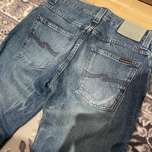 Nudie jeans - Jätte fin ttt på dessa nudie jeans, är lite mindre i storleken än 29x32