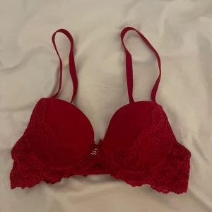 Röd spets-BH ❣️ - Säljer min oanvända spets bh från Cubus, helt oanvänd och i helt nytt skick pga för liten storlek❣️ skriv om ni har frågor! 
