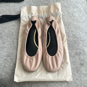 Lanvin ballerina - Ballerina skor från Lanvin i fint skick! Passar 36,5. Säljes tillsammans med orginal dustbag. Nypris ca 7000kr. Möts upp i Stockholm eller postar efter Swish🎀