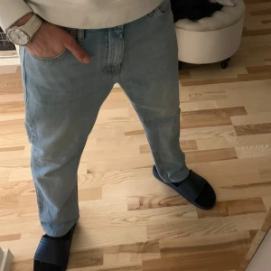 Ljusblå jeans från Just Junkies - Snygga ljusblå jeans från Just Junkies med klassisk femficksdesign. De har en rak passform och är perfekta för en avslappnad stil. Jeansen har en knappgylf och bälteshällor.