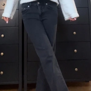 Svarta bootcut low waist jeans - Snygga svarta bootcut jeans med låg midja
