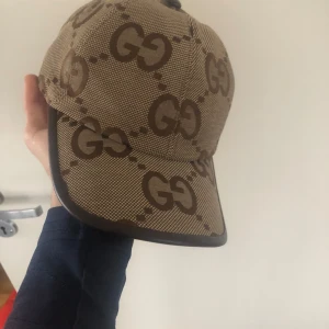 Gucci jumbo keps - En äkta gucci jumbo keps knappt använd har lapparna till den kvar storlek M. Skriv vid frågor. Pris kan diskuteras 