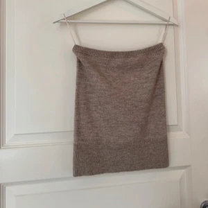 Stickad beige bandeau topp - superfin, endast testad! Nytt skick! Lite mindre i storleken kanske. Kolla gärna in mina andra publiceringar!