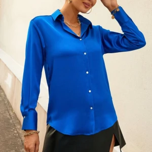 Blå sidenblus - Endast använt ett par gånger, inga tecken på användning