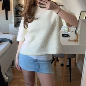 Vit stickad T-shirt  - Säljer en mysig vit stickad tröja med korta ärmar. Perfekt nu till våren💕 skriv för fler bilder, pris kan diskuteras vid snabb affär💕