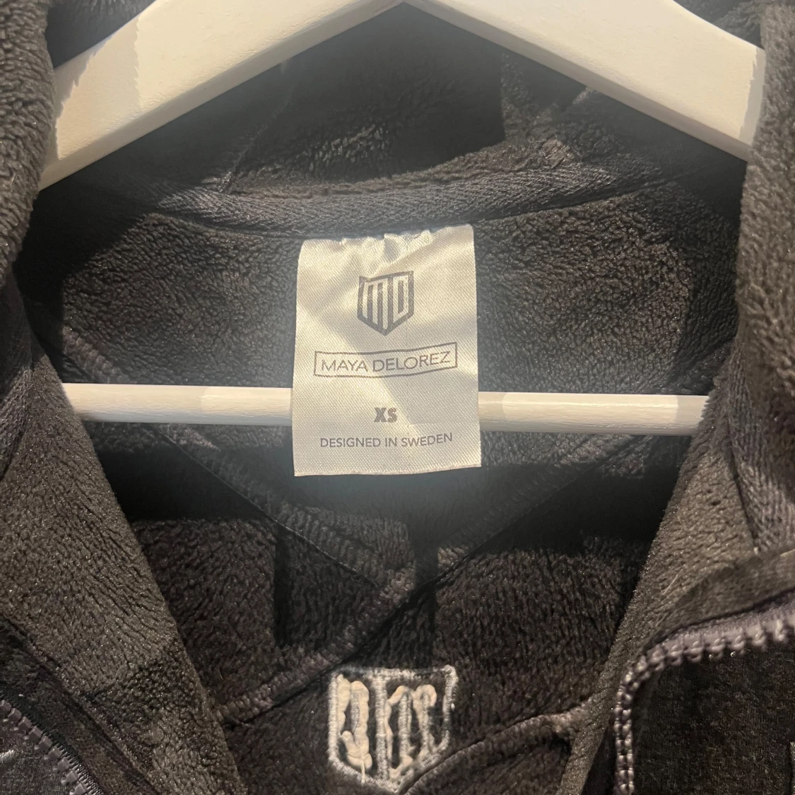 Grå hoodie från Maya Delorez - 2