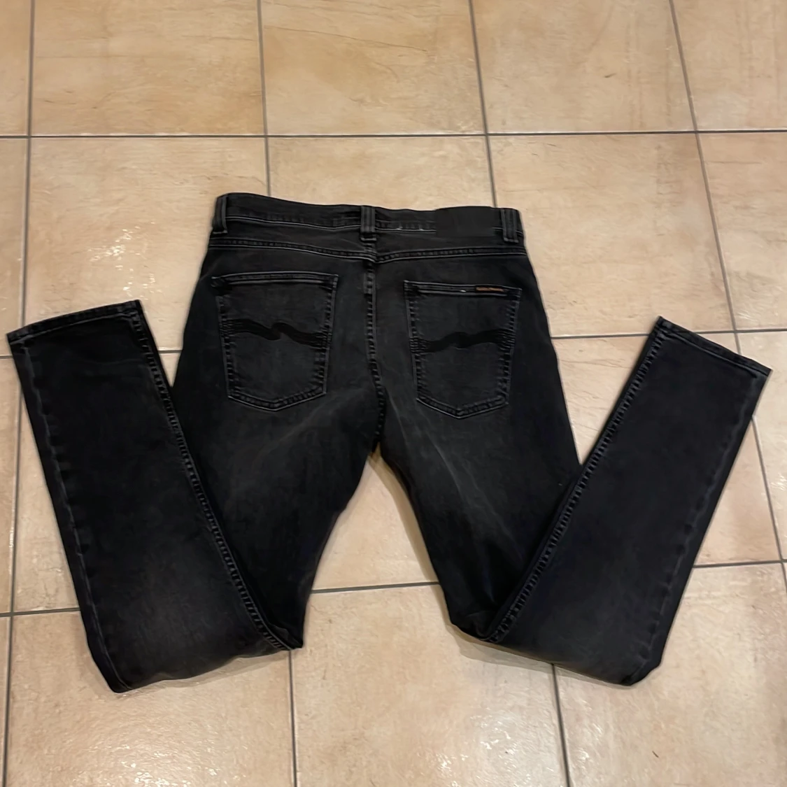 Mörkgråa jeans från Nudie  - 1