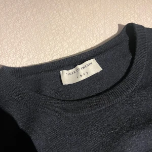 Merino ull tröja tiger of sweden - Tröja från tiger of sweden i storlek M sitter som en S. Tröjan är i bra skicka och passar perfekt nu till våren🙌 först till kvarn gäller och fråga gärna om funderingar🤩modell är 182cm samt 68kg