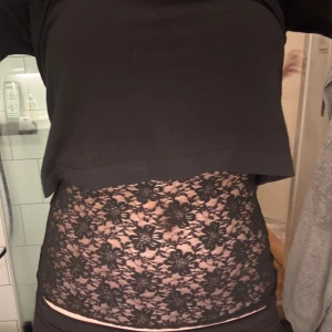 SPETSLINNE - Ett svart spetslinne att ha under en kort T-shirt! T-shirten ingår inte !😍😍 ladet var tidigare en T-shirt som jag klippt så att det passar under linne. Banden är därför lite ojämna! Skickar bild om någon vill se💞💞