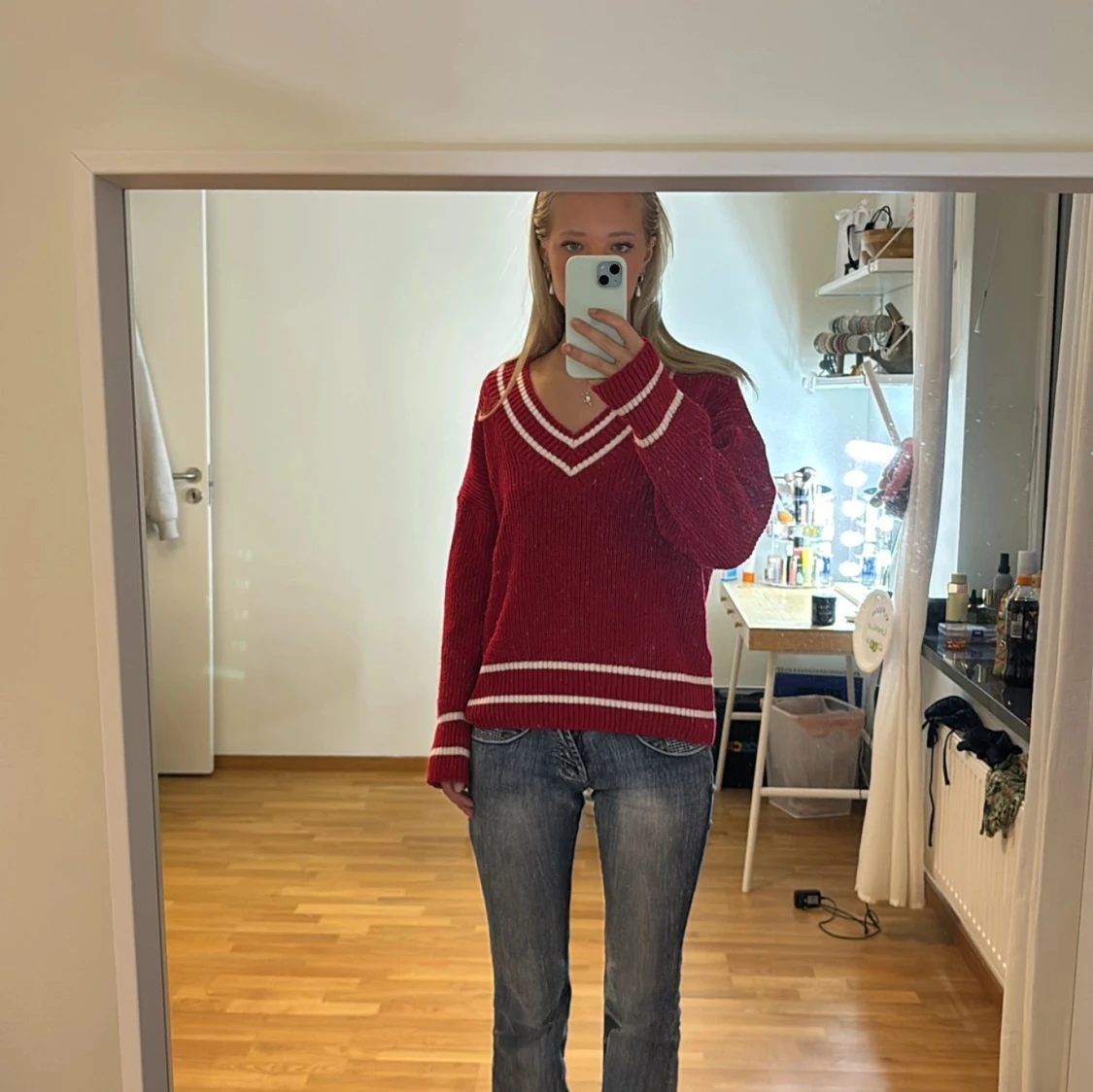 Röd stickad tröja med vita ränder