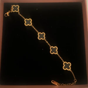 Armband  - Säljer mitt Van Cleef liknande armband, väldigt elegant och guldig baksida. 