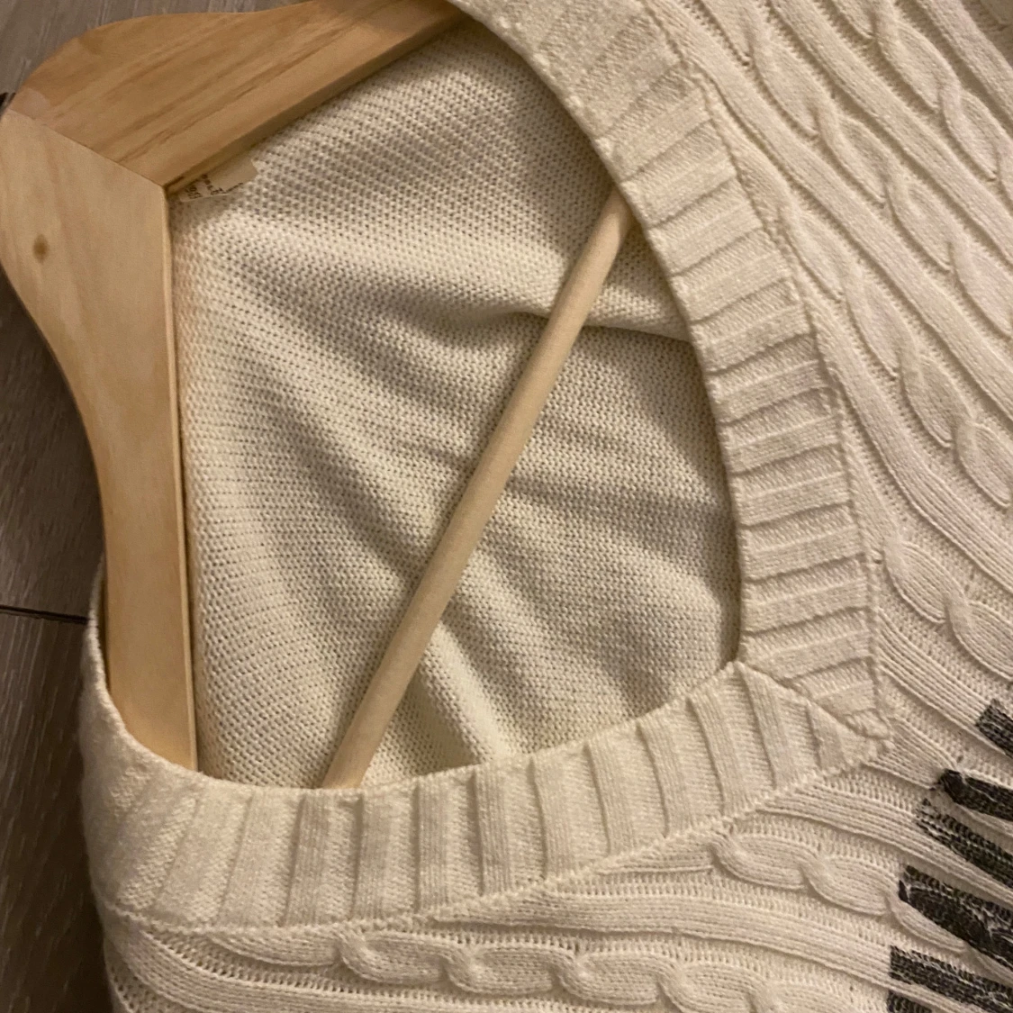 Vit stickad tröja med New York-tryck - 2