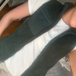 Mörkgrön teddyväst  - Säljer en mörkgrön helt slutsåld teddyväst. Sparsamt använd! Perfekt nu till våren! Jag ser nu att bilderna är lite suddiga så det är bara att skriva privat för mer tydligare bilder😋🥰