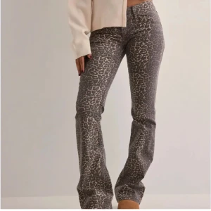 Leopard jeans - Jeans från Nelly i leopardmönster. Nyskick! 🐆